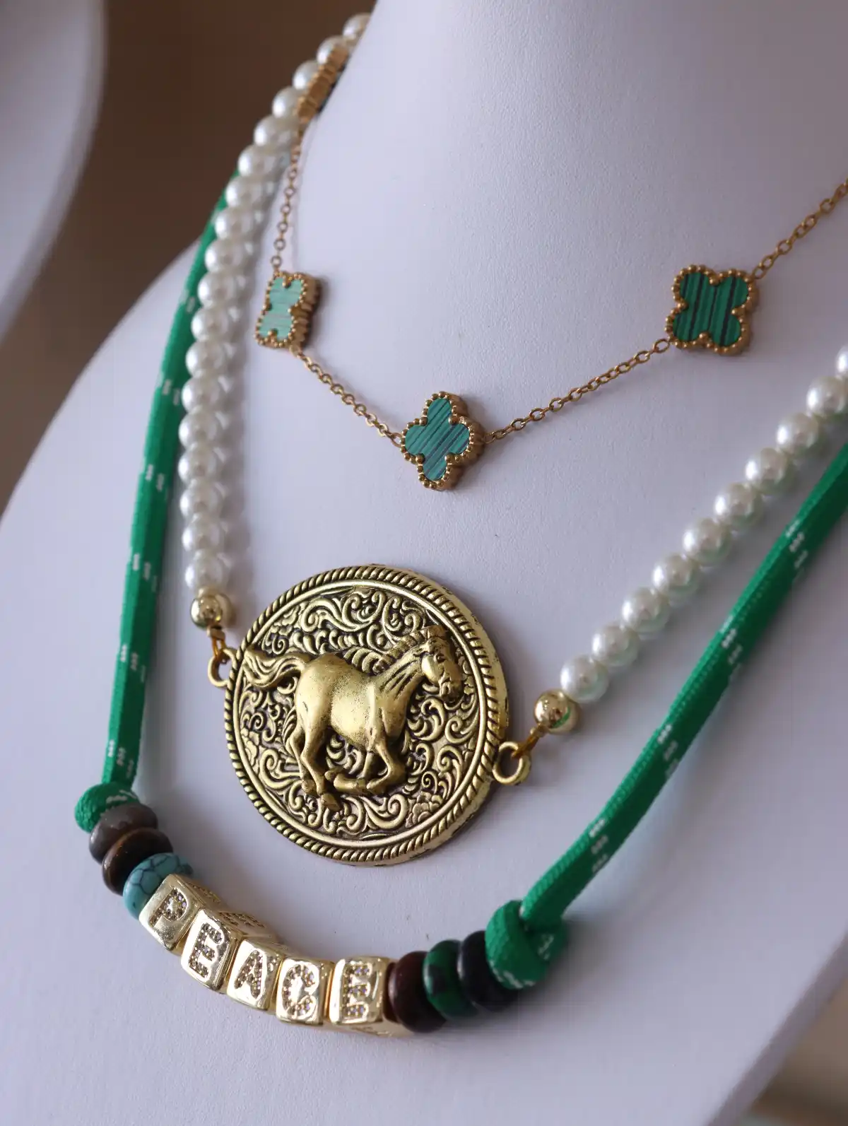 Detalle editorial de joyería dorada