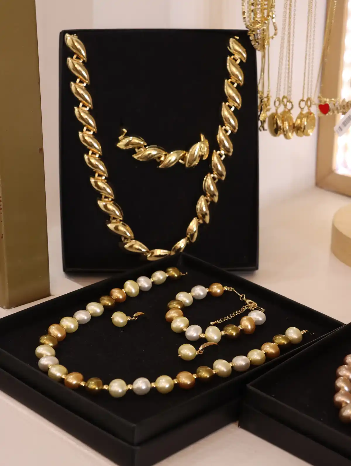 Joyería en presentación de regalo elegante